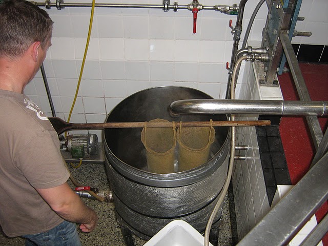 KWBG brouw: Wort over de hop laten lopen